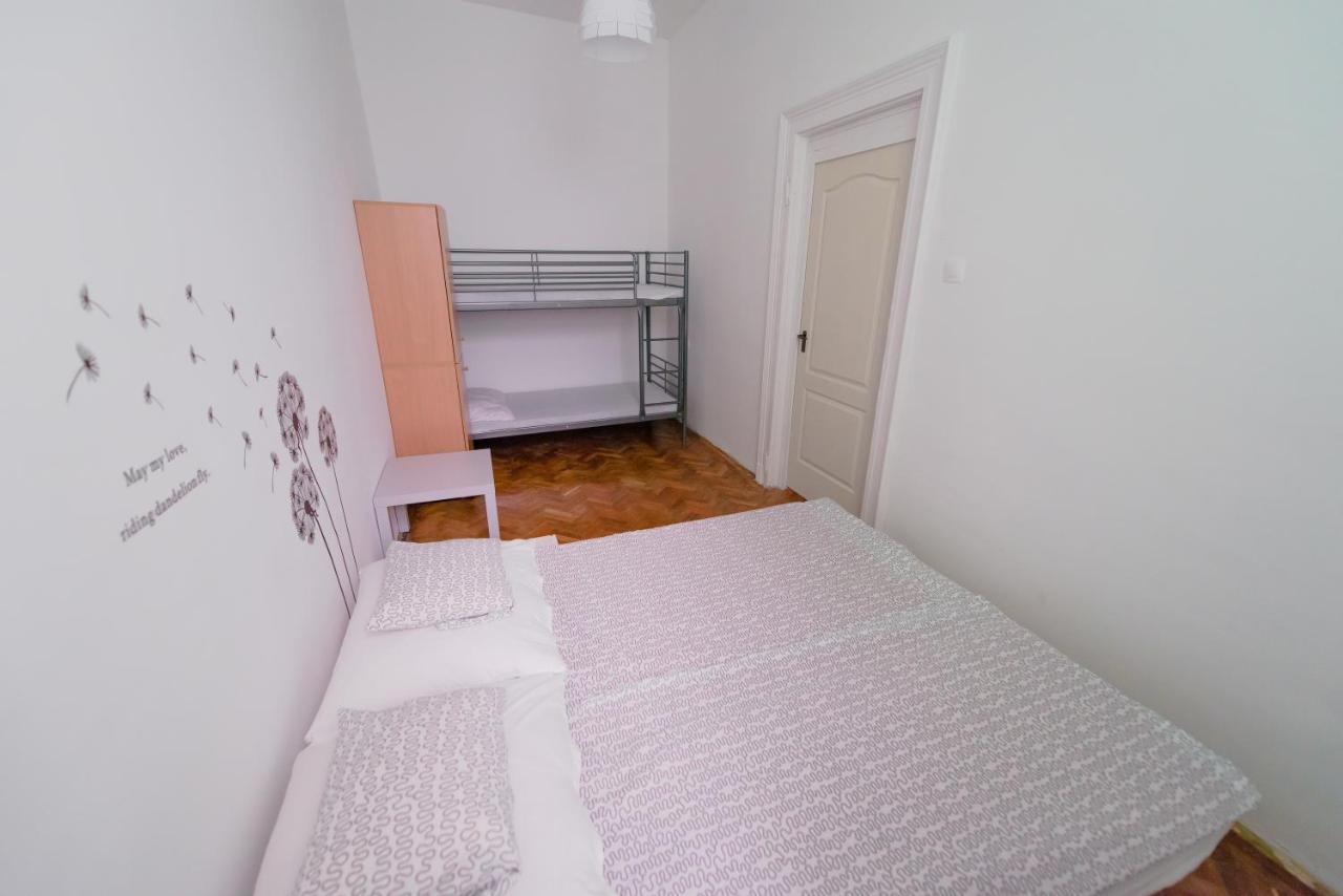 Budapest Party Hostel At Udvarom Esterno foto