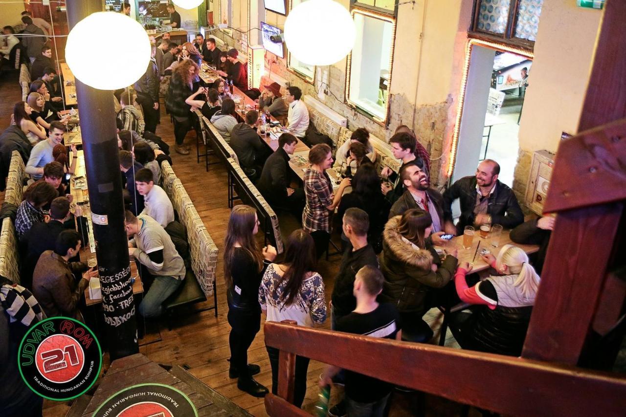 Budapest Party Hostel At Udvarom Esterno foto