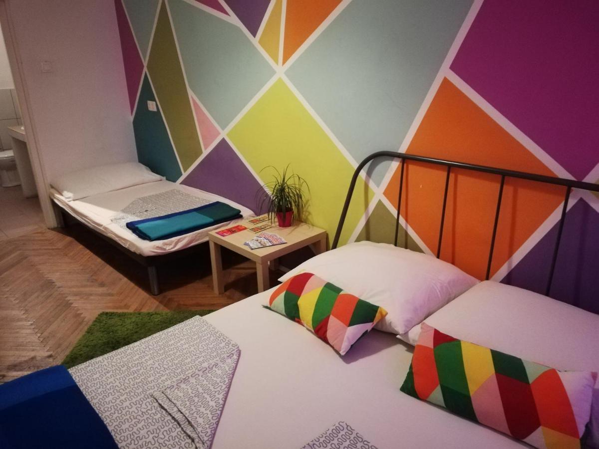 Budapest Party Hostel At Udvarom Esterno foto