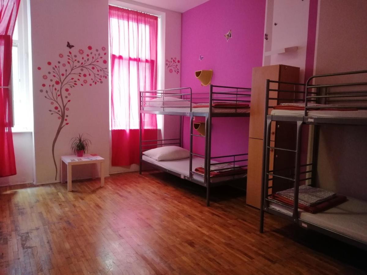 Budapest Party Hostel At Udvarom Esterno foto