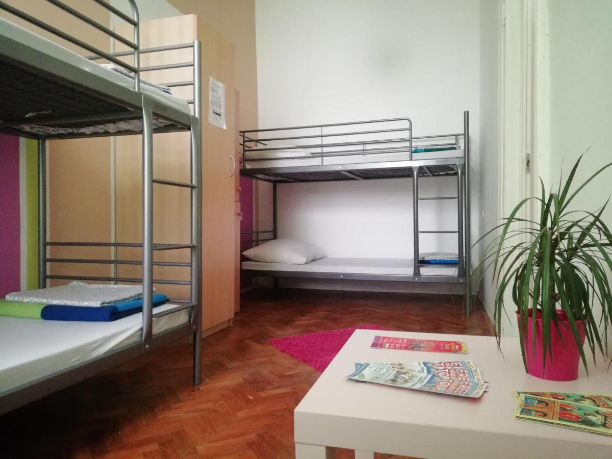 Budapest Party Hostel At Udvarom Esterno foto