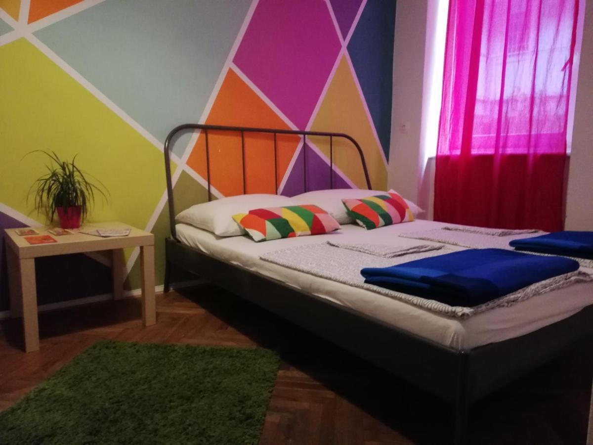 Budapest Party Hostel At Udvarom Esterno foto