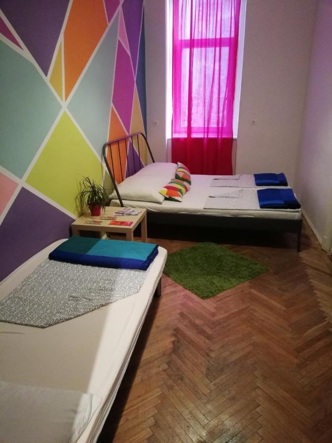 Budapest Party Hostel At Udvarom Esterno foto