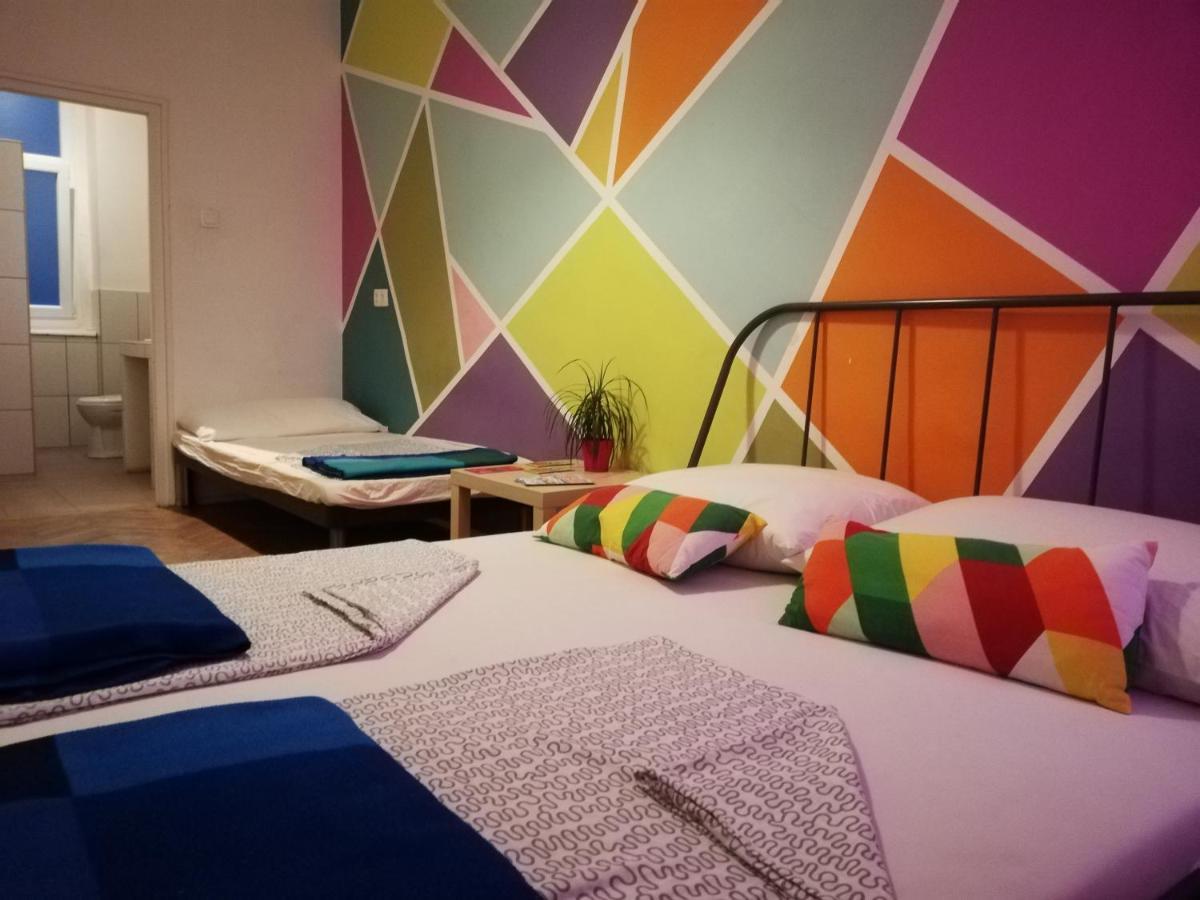 Budapest Party Hostel At Udvarom Esterno foto